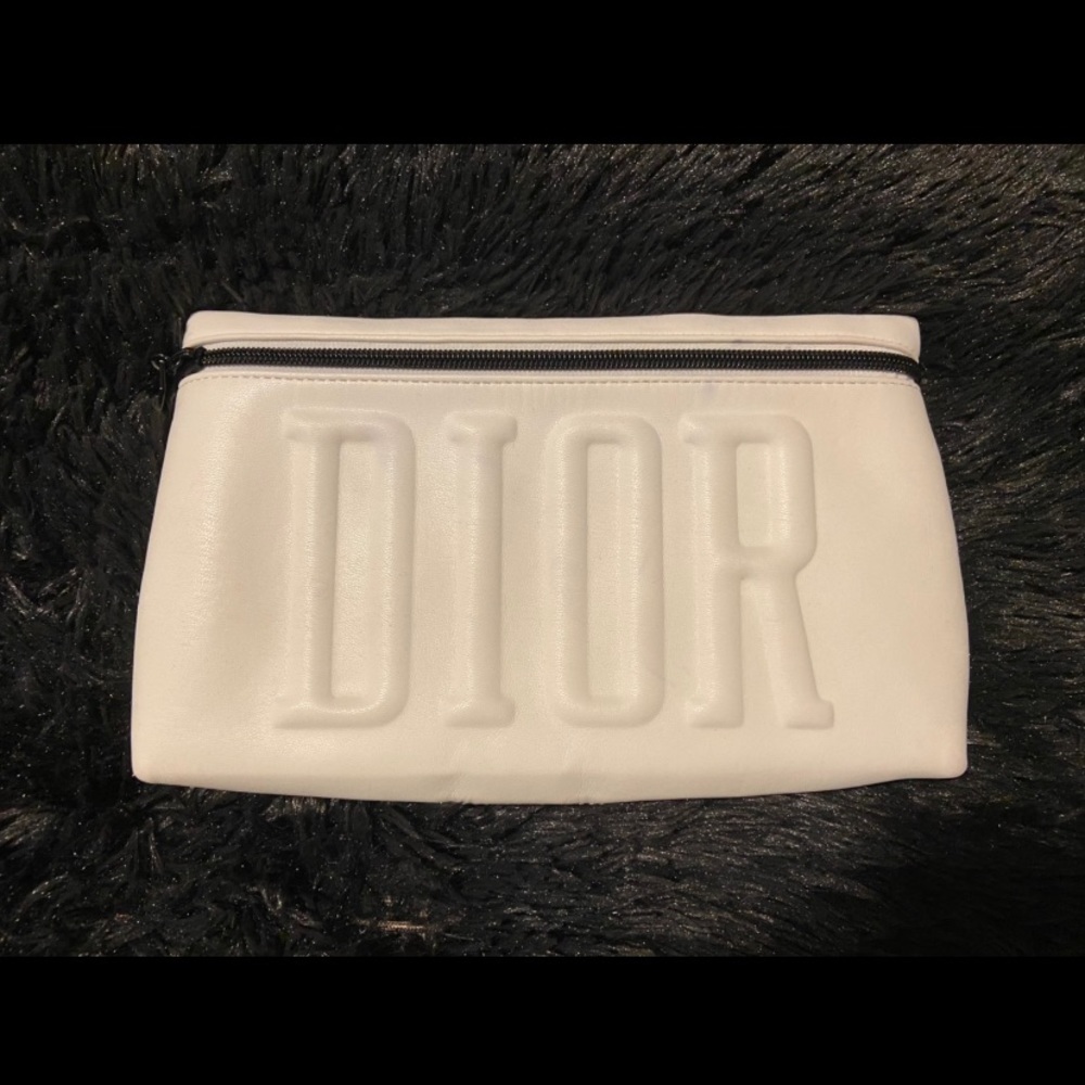 DIOR make up bag.🤍🤍